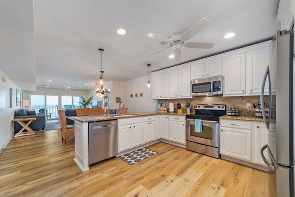 Réfrigérateur, micro-ondes, four, plaque de cuisson