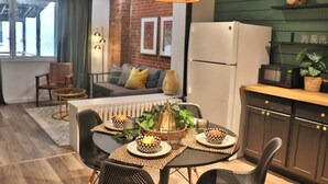 Eine moderne Küche mit Essbereich, ausgestattet mit einem Tisch, Platzsets, Schüsseln und einer Tischdekoration.