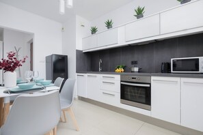 Appartement, 1 chambre, balcon | Cuisine privée | Micro-ondes, four, lave-vaisselle, bouilloire électrique