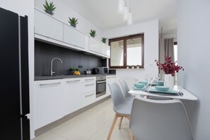 Apartamento, 1 quarto, sacada | Cozinha privada | Micro-ondas, fogão, lava-louças, chaleira elétrica