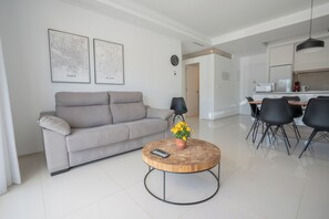 Superior appartement, aan de binnenplaats | Woonruimte | Een 50-inch smart-tv met digitale zenders, Netflix en vloerverwarming