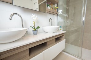 Exclusive Apartment, Courtyard Area | Bathroom | Shower, free toiletries, hair dryer, heated floors - Helgafell (Rojales)