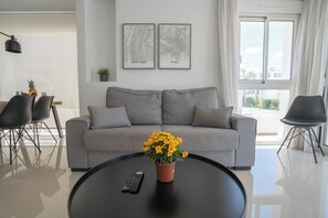 Superior maisonnette | Woonruimte | Een 50-inch smart-tv met digitale zenders, Netflix en vloerverwarming