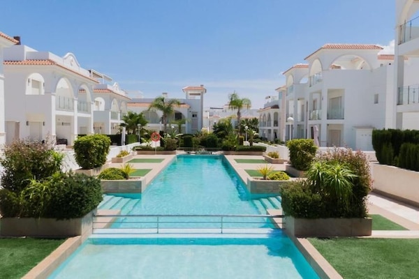 3 piscines a l'aire lliure