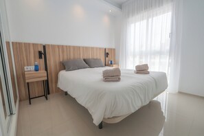 Exclusieve penthouse | Individueel gedecoreerd, individueel gemeubileerd, een bureau