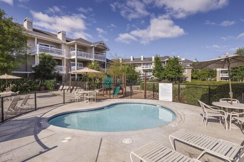 Windsor | Sonoma Wine Escape | Pool & Vineyard Days