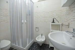 Chuveiro, secador de cabelo, bidê, toalhas de banho