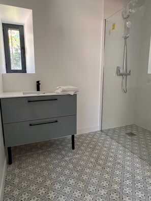 Douche, sèche-cheveux, savon, shampoing