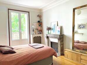 2 bedrooms, iron/ironing board, WiFi, bed sheets - Cosy, bright, typical Parisian apartment. Just 10 minutes from the center of Paris! (Paris)