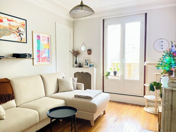 Living area - Cosy, bright, typical Parisian apartment. Just 10 minutes from the center of Paris! (Paris)