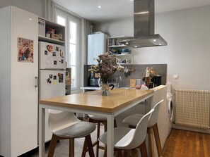 Private kitchen - Cosy, bright, typical Parisian apartment. Just 10 minutes from the center of Paris! (Paris)