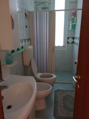 Hårtørrer, Sæbe, Toiletpapir