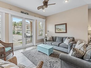 獨棟房屋, 多張床 (Beachboys & Mermaids) | 起居區 | 電視