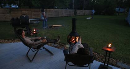 5 minutes from the beach! Water access with kayaks and launch from house!