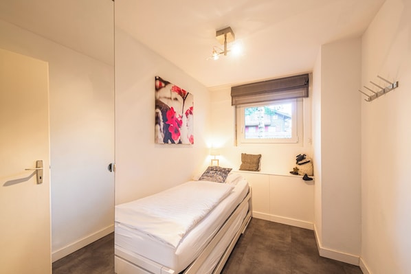 2 bedrooms, travel cot, free WiFi, bed sheets