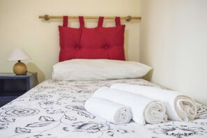 1 habitación, escritorio, tabla de planchar con plancha y wifi 