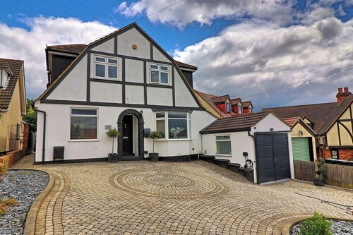 Modernised Luxury Family Home in Theydon Bois