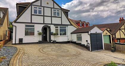 Modernised Luxury Family Home in Theydon Bois