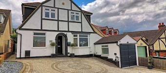 Modernised Luxury Family Home in Theydon Bois