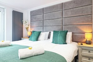 5 bedrooms, iron/ironing board, travel cot, WiFi - Modernised Luxury Family Home in Theydon Bois (Theydon Bois)