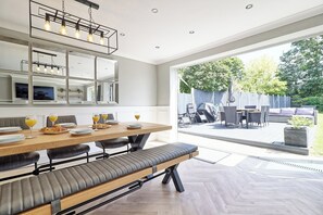 Outdoor dining - Modernised Luxury Family Home in Theydon Bois (Theydon Bois)