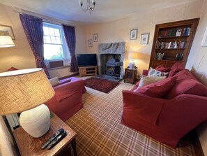 Smart TV, fireplace - Cosy Lakeland Cottage with jacuzzi bath, log fires and a 4 poster bed.  (Lindale)