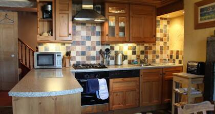 Cosy Lakeland Cottage with jacuzzi bath, log fires and a 4 poster bed.