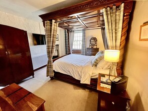 2 bedrooms, iron/ironing board, free WiFi, bed sheets - Cosy Lakeland Cottage with jacuzzi bath, log fires and a 4 poster bed.  (Lindale)