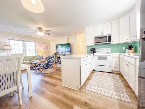 On the water 5 mins from Emerald Isle. Awesome kayaking with kayaks and Launch!