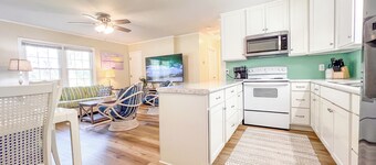 On the water 5 mins from Emerald Isle. Awesome kayaking with kayaks and Launch!