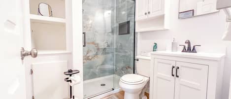 Douche, séchoir à cheveux, serviettes fournies, savon