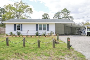 Exterior - On the water 5 mins from Emerald Isle. Awesome kayaking with kayaks and Launch! (Swansboro)