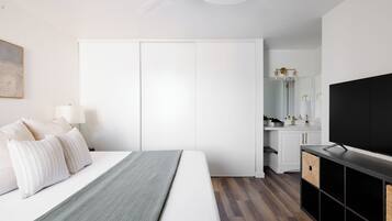 2 habitaciones, tabla de planchar con plancha y cuna de viaje