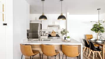 Réfrigérateur, four à micro-ondes, un four, surface de cuisson