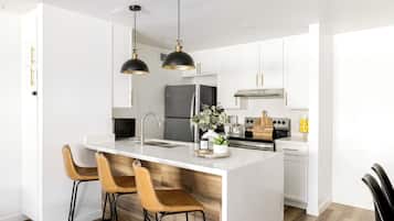 Refrigerador, microondas, horno y parrilla de estufa