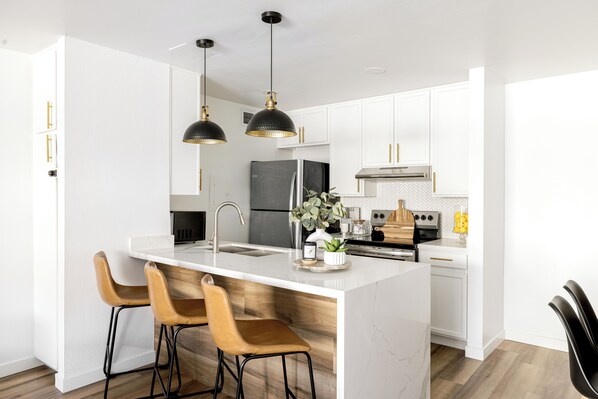 Fridge, microwave, oven, stovetop - Heated Pool, Spa, Sauna,Gym-Near Old Town Scottsdale ,ASU, Golf Courses (Scottsdale)