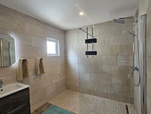 Sèche-cheveux, serviettes fournies, savon, papier toilette