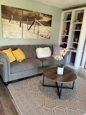 Smart TV, fireplace, books - Country Cottage on Weatherford Ranch (Weatherford)