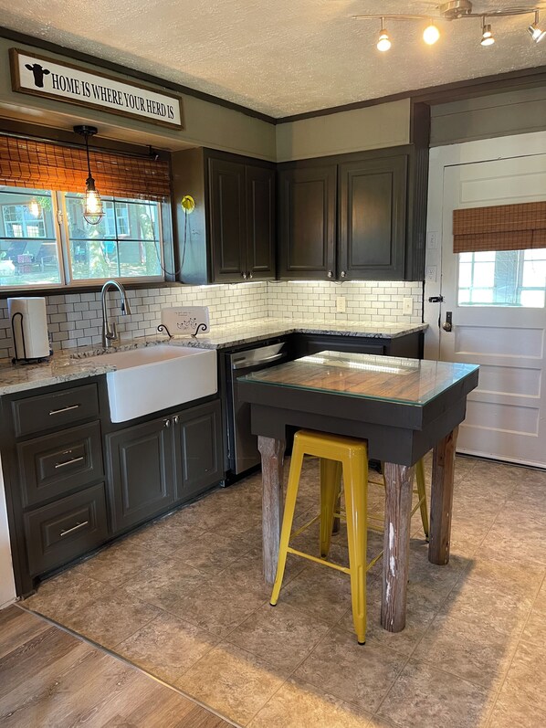 Fridge, microwave, oven, stovetop - Country Cottage on Weatherford Ranch (Weatherford)