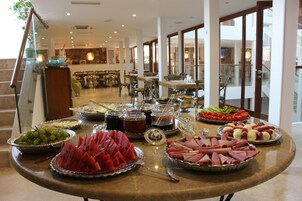 Desayuno buffet incluido todos los días 