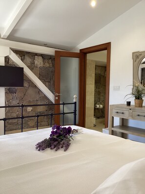 Minibar, laptop workspace, free WiFi, bed sheets - şonef house (Bozcaada)