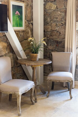 Minibar, espacio para trabajar con laptop, wifi gratis y ropa de cama 