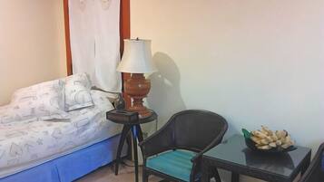 Cribs/infant beds