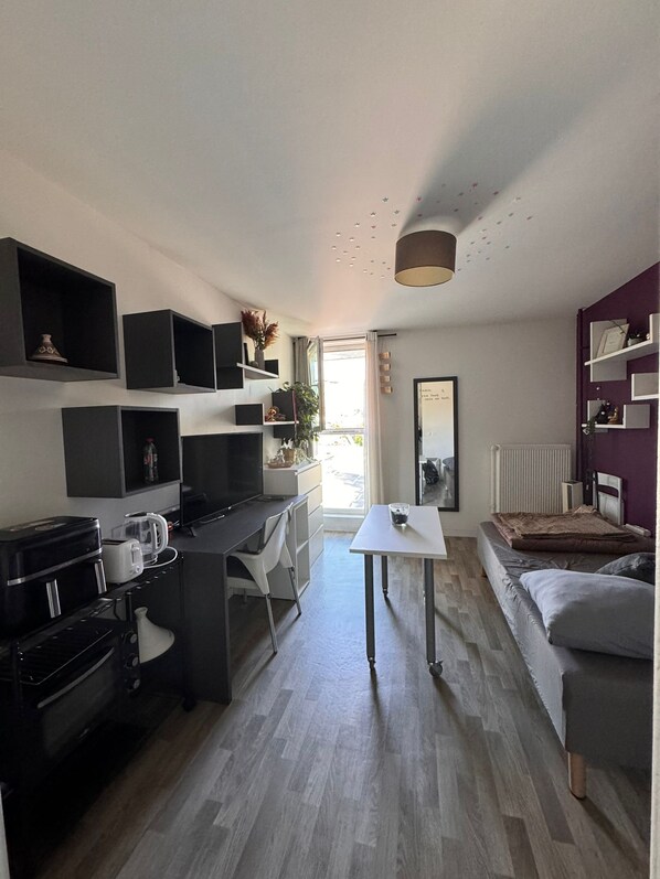 Living area - 1 Bedroom Apartment in Nanterre (Nanterre)