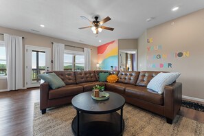 Smart TV, video games, music library - Harvest Days & Dreamy Stays-near to SDC 6Bed-5Bath (Ruth C Township)