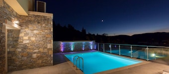 Luxury Holiday Home 4 Bedroom Villa in Paleokastro