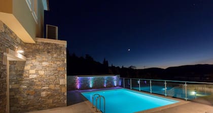Luxury Holiday Home 4 Bedroom Villa in Paleokastro