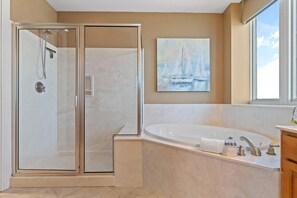 Condo, varias camas (Lagoon Tower 1002) | Baño | Shampoo y papel de baño 