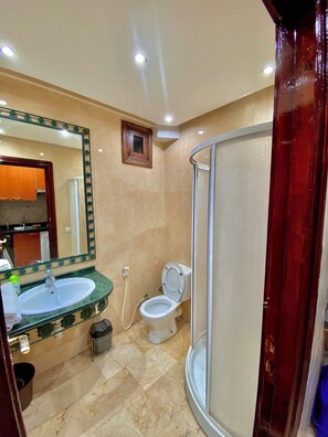 Douche, bidet, serviettes fournies, savon