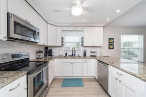 冷蔵庫、電子レンジ、オーブン、コンロ